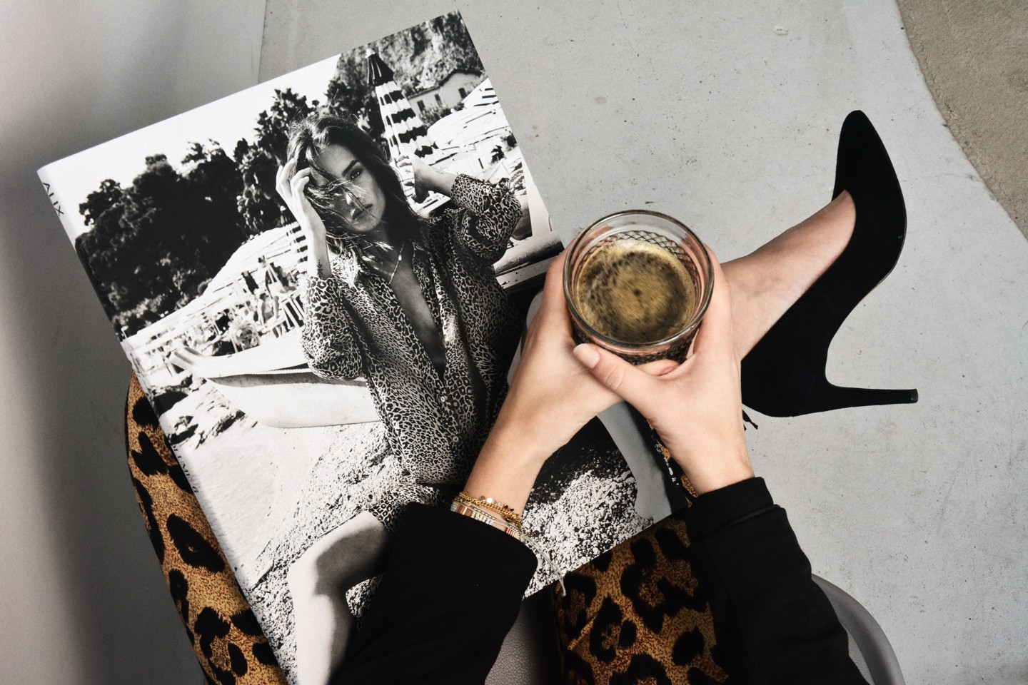vrouwenhanden met koffie en magazine