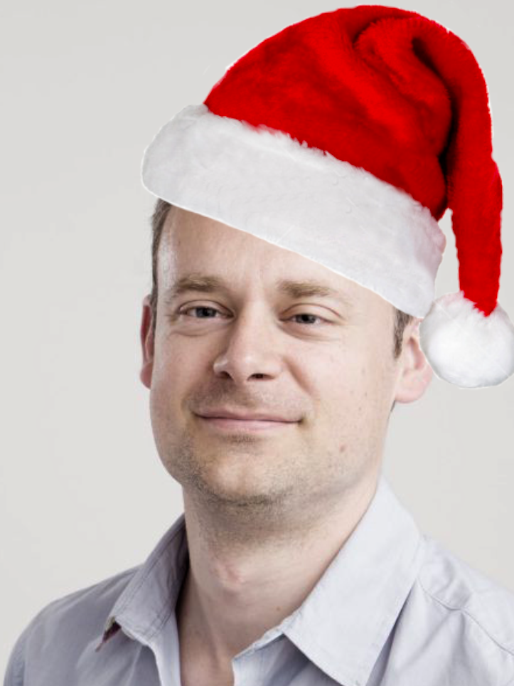 Bart Lombaerts met kerstmanmuts