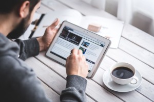 man reading news sur tablet