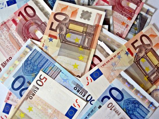 banknotes of 50-20-10 euros