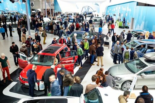 Mensen op het autosalon