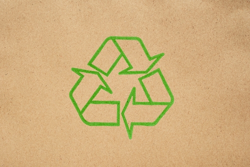groen recycle logo op bruin papier